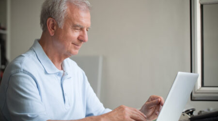 Man reading information on a laptopp